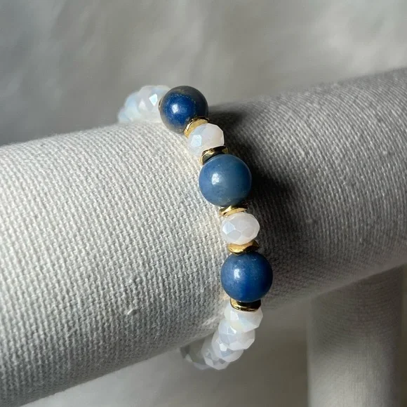 White and Dark Blue Beaded Stretchy Bracelet with Small Gold Accent Beads - Picture 1 of 3